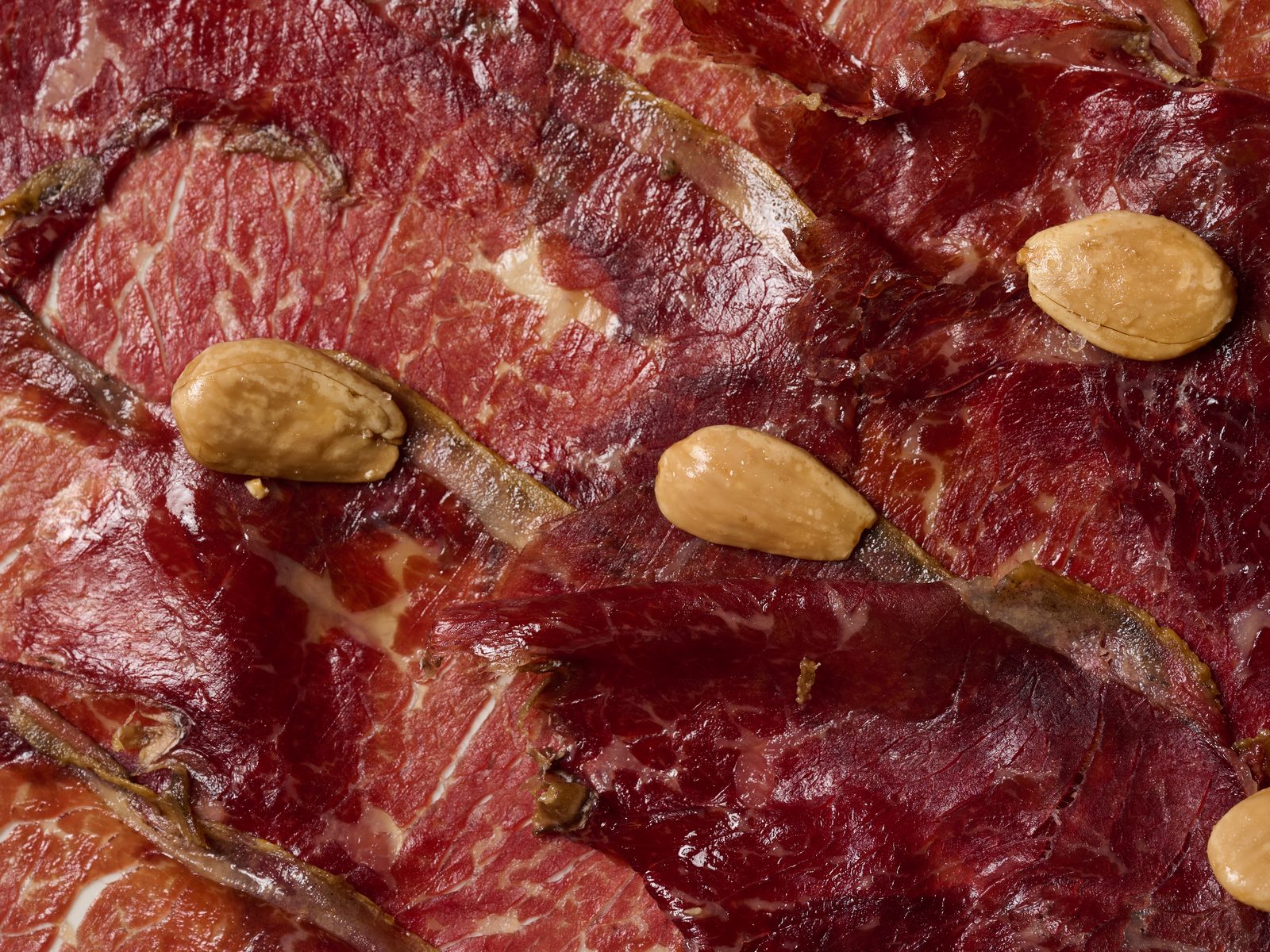 Cecina madurada con almendras de MóN